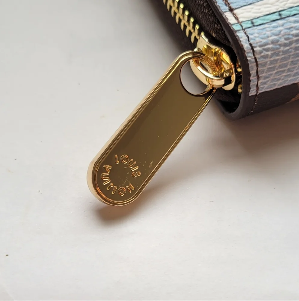 Fashion Nova Brown Wallet with City Art - Picture 3 of 7